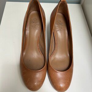 Tory Burch Pump in Camel